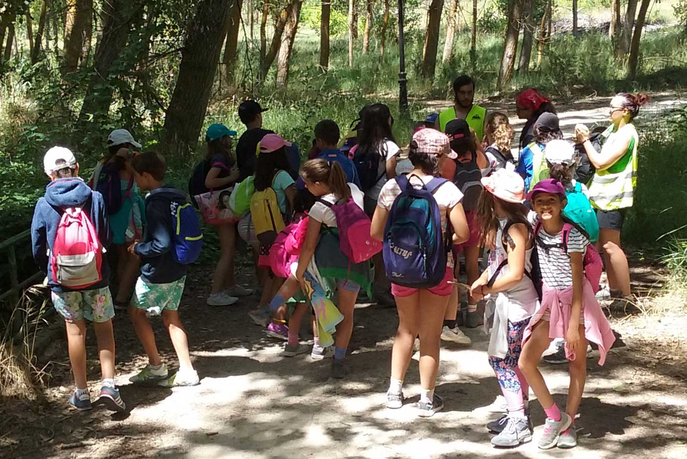 alumnos de educación primaria de Colegios El Valle en el Aula de Naturaleza Emilio Hurtado en la actividad de senderismo.