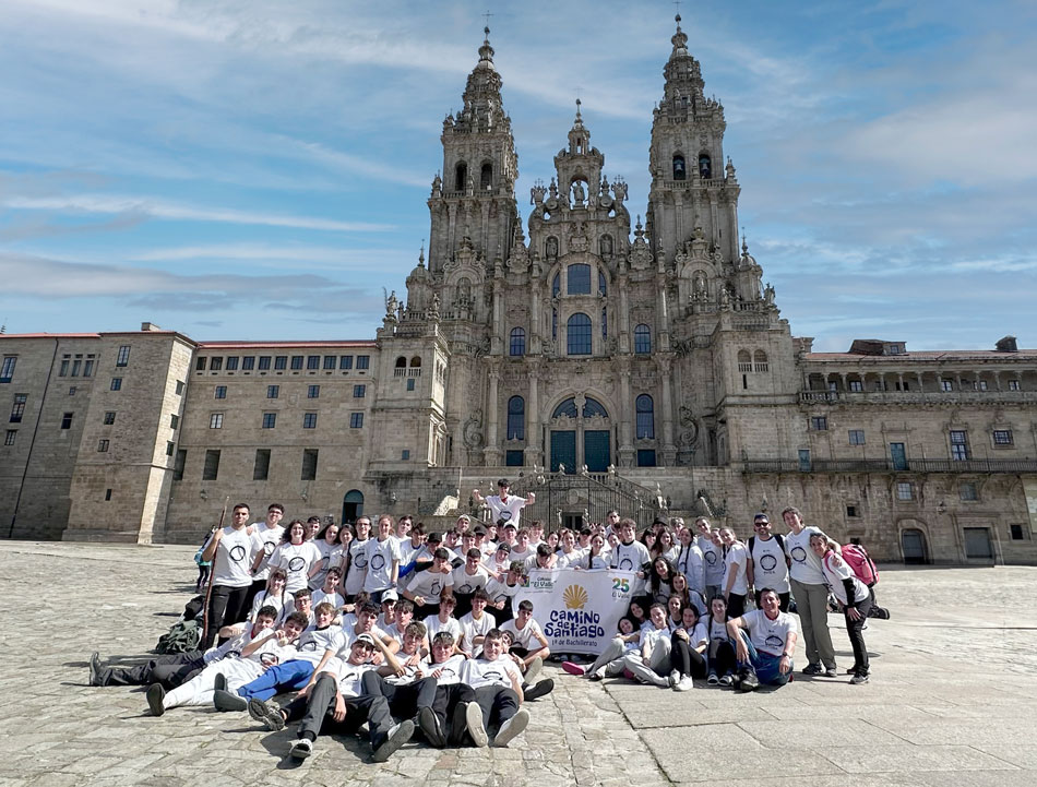 Foto de alumnos de Colegio El Valle Valdebernardo en el Camino de Santiago