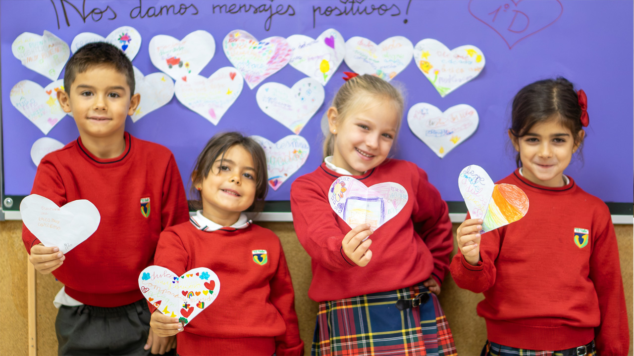 Alumnos de Colegios El Valle en el Día de la Banderita de la Cruz Roja española